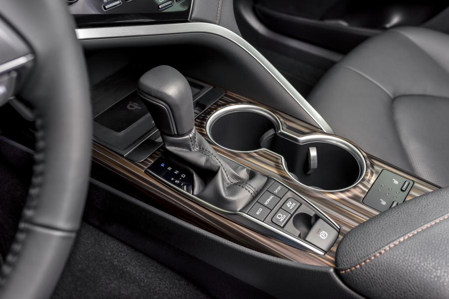 Детали интерьера Toyota Camry Hybrid 2019 года  (EU) (фото 27 из 45)